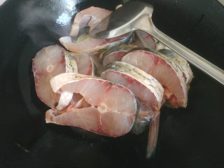 8、炖草鱼,放入鱼块