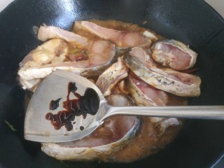 12、炖草鱼,加入适量老抽