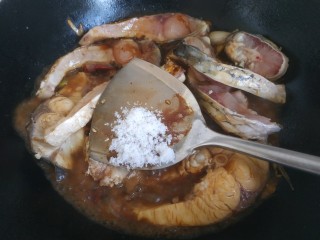 13、炖草鱼,加入适量糖，烧一会儿入味