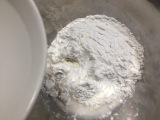 2、驴打滚,温水满满淋入糯米粉中，用筷子搅拌均匀。