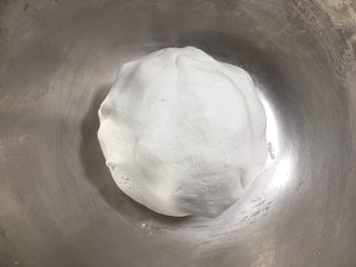 3、驴打滚,用手揉搓成光滑的面团。