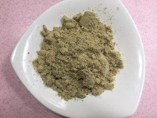 4、驴打滚,准备好熟黄豆粉备用。