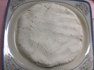 7、驴打滚,放入揉搓好的面团压扁。