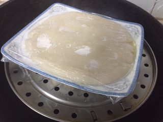 8、驴打滚,盖上保鲜膜上锅蒸20分钟后取出。