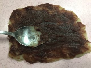 11、驴打滚,取适量豆沙放入面团用勺抹匀。