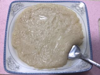 9、驴打滚,等冷却后用勺挖出。