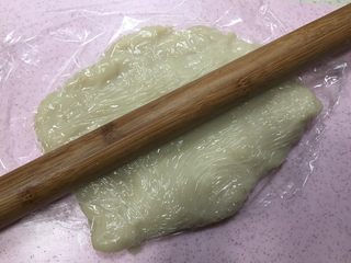 10、驴打滚,面团盖上保鲜膜用擀面杖擀长方形状。
