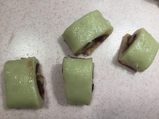 13、驴打滚,用刀沾上冷水切段。