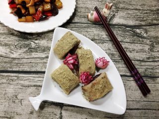 15、驴打滚,摆盘上桌即可。