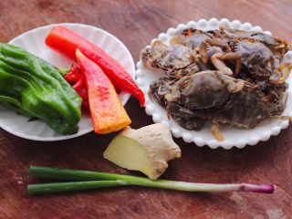 1、双椒辣爆花蟹,首先备齐所有的食材。