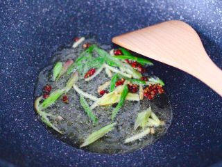 4、双椒辣爆花蟹,锅烧热后倒入花生油烧至六成热时，加入花椒小火慢慢炸出香味，再爆香葱姜丝。