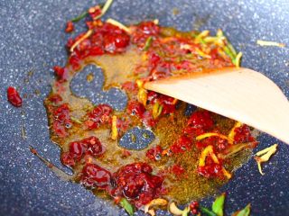 5、双椒辣爆花蟹,加入郫县豆瓣酱炒出红油。