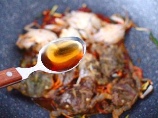 8、双椒辣爆花蟹,再放入料酒去腥味。