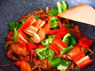 12、双椒辣爆花蟹,加入切片的柿子椒和红辣椒。