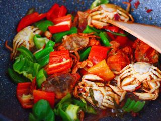 14、双椒辣爆花蟹,大火继续翻炒片刻。