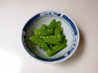 3、荷兰豆香干豆芽,荷兰豆撕去丝洗净