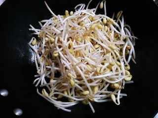 6、荷兰豆香干豆芽,放入黄豆芽翻炒片刻