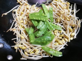 7、荷兰豆香干豆芽,放入荷兰豆翻炒变色