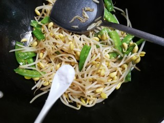 8、荷兰豆香干豆芽,放入一小勺盐
