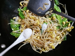 9、荷兰豆香干豆芽,放入一小勺糖