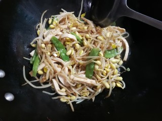 12、荷兰豆香干豆芽,翻炒均匀