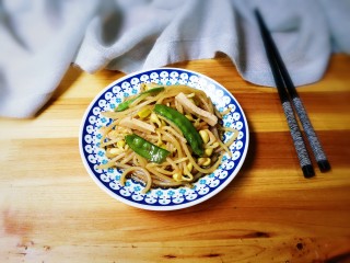 13、荷兰豆香干豆芽,出锅盛盘