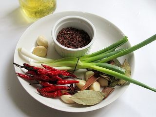 4、麻辣啤酒小龙虾,准备好其他辅料备用