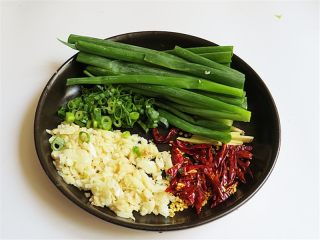 5、麻辣啤酒小龙虾,辣椒切条，蒜头拍碎、葱一半切成段一半切碎、生姜切条