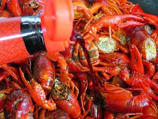 10、麻辣啤酒小龙虾,倒入生抽和老抽