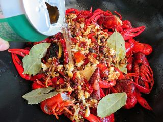 11、麻辣啤酒小龙虾,倒入啤酒一罐