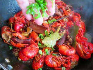 13、麻辣啤酒小龙虾,夹出葱段弃之，撒入葱花，即可关火出锅