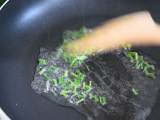 8、土豆这样做造型艳丽,超级下饭,健脾又开胃,热锅冷油,爆香葱段