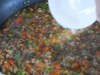 12、土豆这样做造型艳丽,超级下饭,健脾又开胃,倒入水淀粉勾芡,使汤汁浓郁