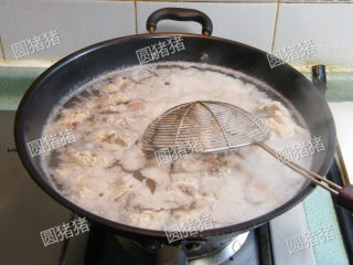 2、萝卜焖牛腩——冬季的萝卜赛人参,氽烫至水开。将氽烫好的牛腩洗净，炒锅水倒掉洗净。生姜切片，大蒜去皮，大葱切段备用。