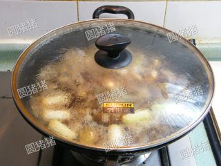 4、萝卜焖牛腩——冬季的萝卜赛人参,再加入氽烫过的牛腩，海天柱侯酱2大匙，翻炒至牛腩均匀上色，再注入清水600ml，水量没过肉块约2CM的量。加入米酒、生抽、老抽、冰糖加盖大火煮大后，转小火焖制2小时。
