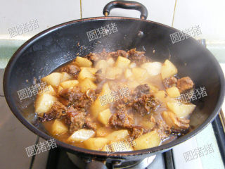8、萝卜焖牛腩——冬季的萝卜赛人参,将煮过的白萝卜加入牛腩中，加入芝麻香油，白胡椒粉，继续用小火煮约15分钟。