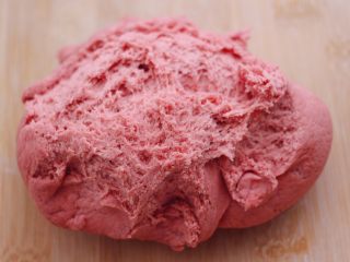 3、粉嫩蔓越莓果仁芝麻饼,醒发好的面团组织呈蜂窝状。