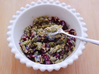8、粉嫩蔓越莓果仁芝麻饼,把所有的食材混合搅拌均匀就可以了。