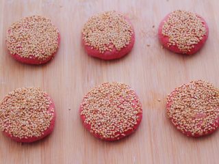 14、粉嫩蔓越莓果仁芝麻饼,把所有的饼胚，都蘸上白芝麻后。