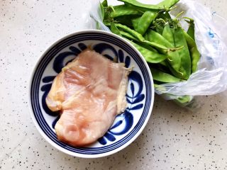 1、荷兰豆凉拌鸡丝,首先我们准备好所有食材