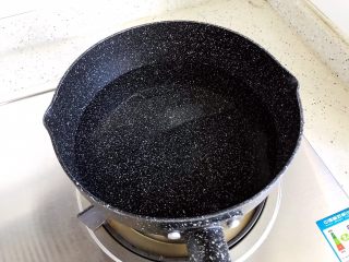 2、荷兰豆凉拌鸡丝,锅内煮适量清水