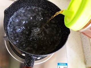 3、荷兰豆凉拌鸡丝,水开后加适量料酒