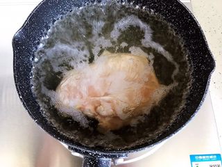 4、荷兰豆凉拌鸡丝,放入洗净的鸡胸肉，煮15-20分钟
