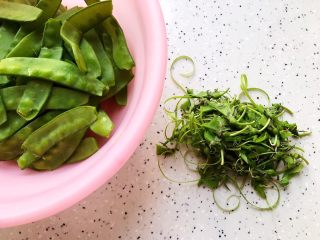 5、荷兰豆凉拌鸡丝,这期间我们来处理荷兰豆，掐去头尾，撕掉茎