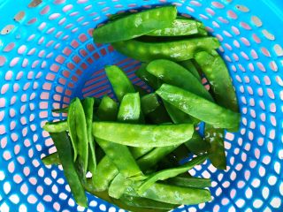 6、荷兰豆凉拌鸡丝,洗净