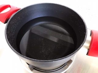 7、荷兰豆凉拌鸡丝,锅内煮适量清水