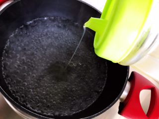 8、荷兰豆凉拌鸡丝,水开后滴几滴食用油