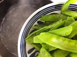 10、荷兰豆凉拌鸡丝,下荷兰豆