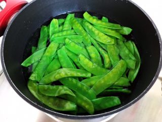 11、荷兰豆凉拌鸡丝,煮2分钟