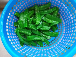 12、荷兰豆凉拌鸡丝,捞出，沥干水分